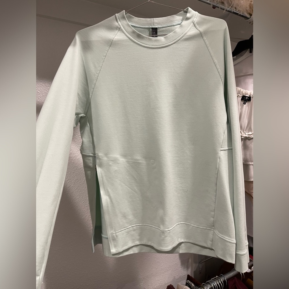Lululemon men’s medium light blue crewneck